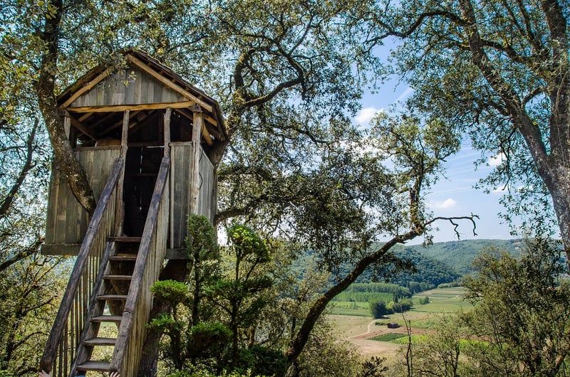 Construire une cabane en bois pour enfants dans votre jardin en 2026 : guide complet