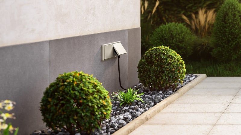 Installer une prise électrique de sécurité dans le jardin : le guide 2026